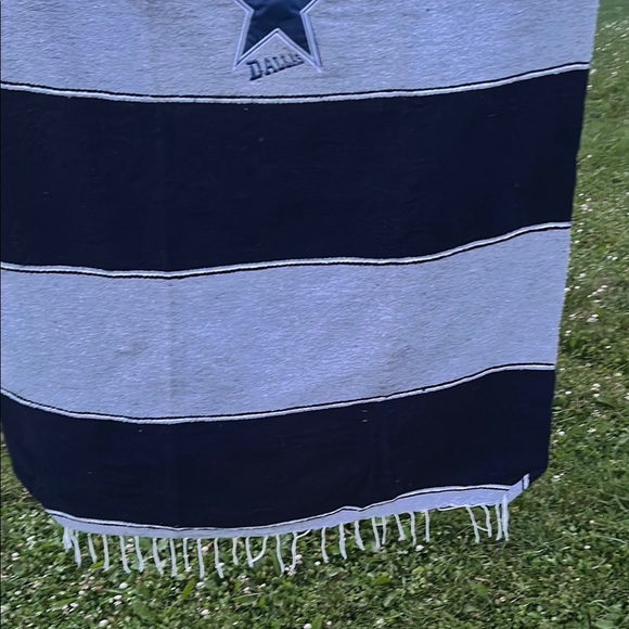 Dallas Star Striped Blanket - Picture 7 of 8